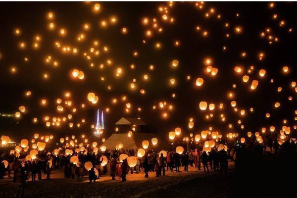 新潟「つなん雪まつり」4年ぶりに開催、夜の雪景色に浮かぶスカイランタン＆雪灯篭など