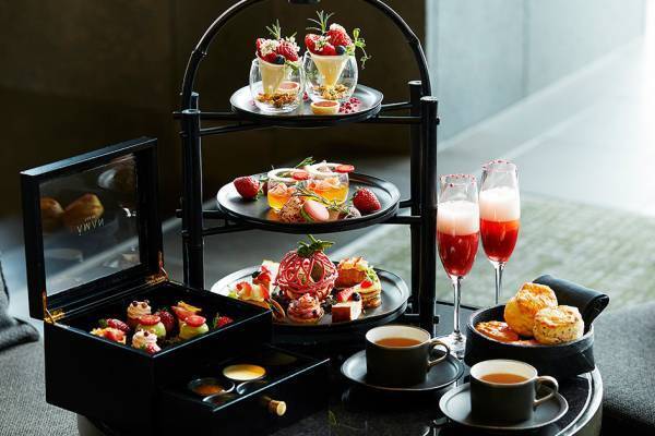 アマン東京の苺アフタヌーンティー、抹茶や柚子使った“和”スイーツなど黒竹スタンド&特製ボックスに