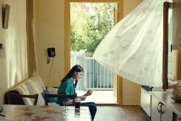 映画『ジョージア、⽩い橋のカフェで逢いましょう』“呪いと一目惚れ”を軸に交錯するラブストーリー