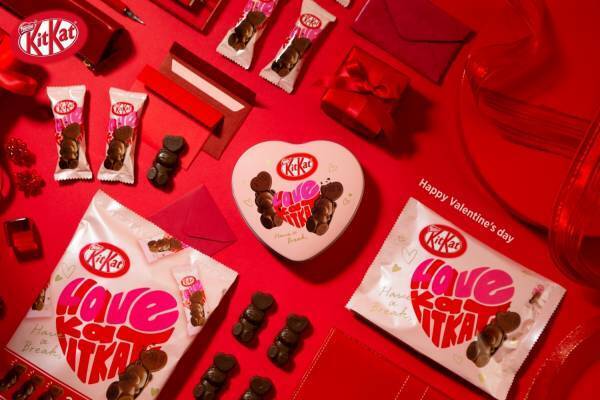 ハートの風船を持つ“クマ型キットカット”バレンタイン限定で、ハート缶や大袋パックも