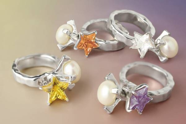 イー・エム“星モチーフ”のお守りリングが青山店限定で、好みのカラーストーンをカスタマイズ