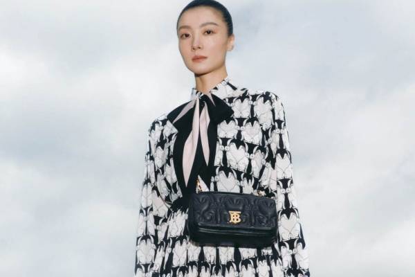 バーバリー新作“うさぎモチーフ”のメンズ＆ウィメンズウェア、フリースジャケットやシャツドレス