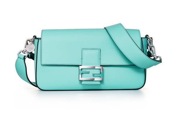 フェンディ×ティファニーの限定「バゲット」バッグ、鮮やか“ティファニーブルー”の特別デザイン