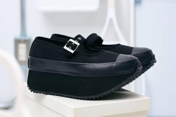 コンバース「オールスター」新作“舟形”の厚底スニーカー、ストラップ付き