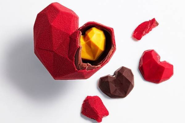 ブボ・バルセロナの23年バレンタイン“割って楽しむ”ハート型チョコ、宝石がモチーフ
