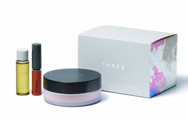 THREE“消える極軽ルースパウダー”主役の23年春コフレ、ミニクレンジング＆限定色アイカラーも