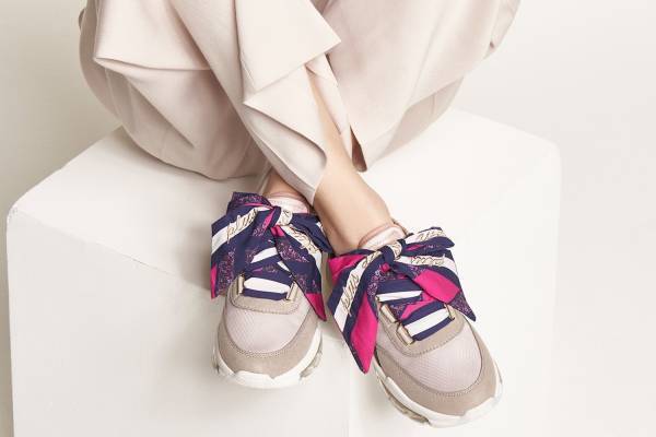 ダイアナ23年春新作スニーカー、“スカーフ”の靴ひもや「クリスタル」バックル付き