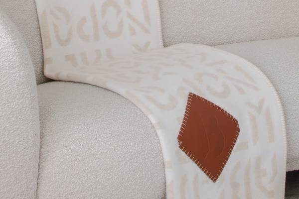 バイレードから大判ブランケット再登場、手縫いの“Bロゴ”レザーパッチ&新色ブラックも