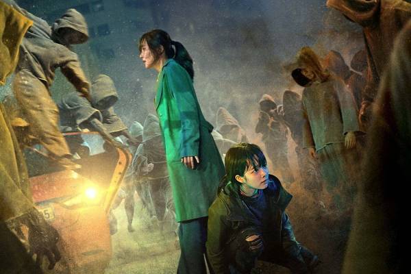 ホラー映画『呪呪呪／死者をあやつるもの』ゾンビvs呪術師の壮絶アクション、ヨン・サンホ最新作