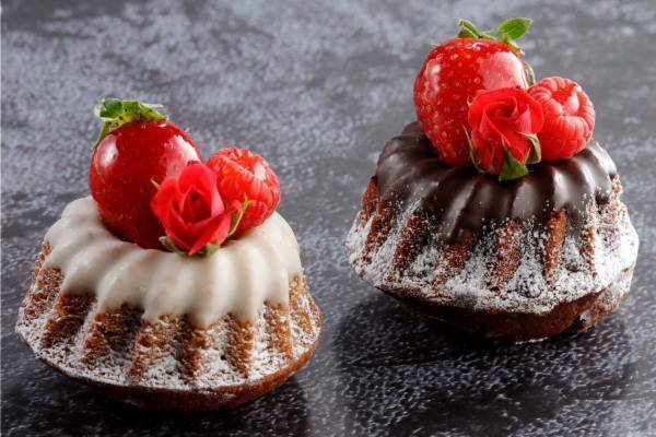 シェラトン都ホテル大阪23年バレンタイン、チョコレート＆紅茶の“クグロフ”にベリーを乗せて