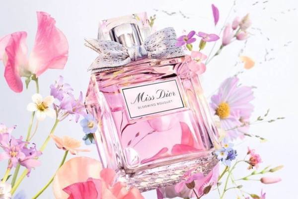 「ミス ディオール ブルーミング ブーケ」から“ジャカード織リボン”を結んだ新フレグランス