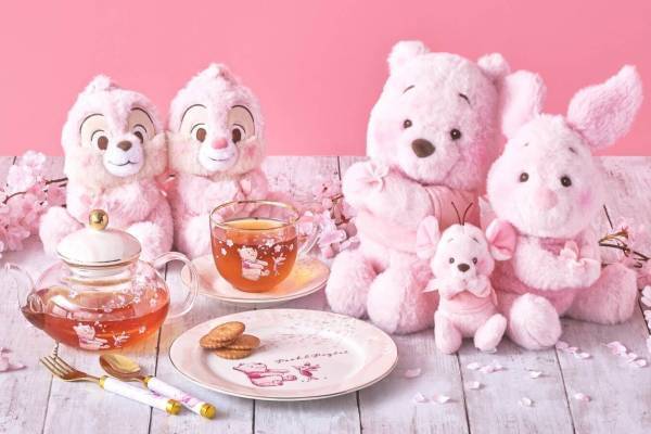 ディズニーストア“桜モチーフ”グッズ、お花見を楽しむプーさん&ピグレットのカップやクッション