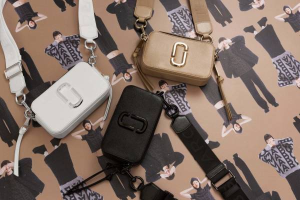 マーク ジェイコブスの人気バッグ「ザ スナップショット」が表参道店限定で、春新色＆アーカイブ再販も