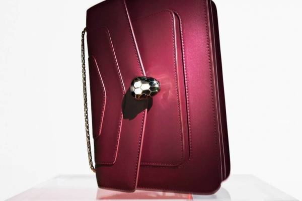 ブルガリ「セルペンティ」蛇モチーフの新作バッグ、“宝石”着想深みレッドやアイボリーオパールカラー