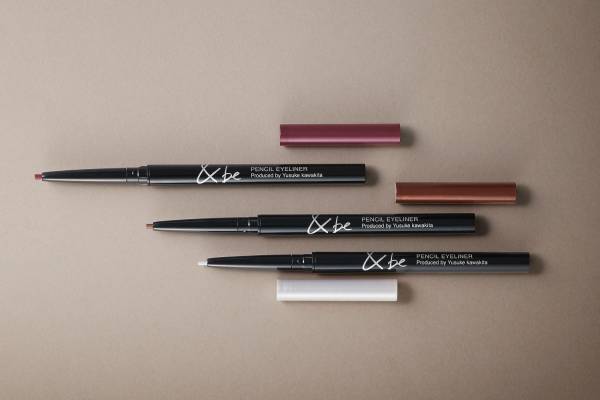 河北裕介プロデュースの「アンドビー」23年春コスメ、“濃密ボルドーカラー”の万能アイライナー