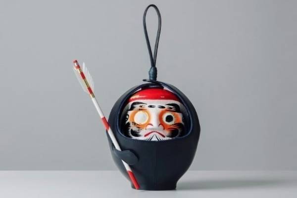 土屋鞄製造所「だるまバッグ」東京で展示、“だるまの手”をイメージしたフック付き