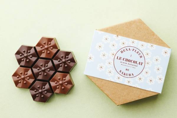 ル・ショコラ・アラン・デュカス“桜”モチーフの23年春限定チョコ、桜葉＆チェリー入り