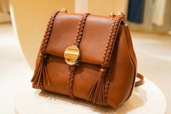 クロエ23年春夏新作バッグ「ペネロペ」コインクロージャー＆タッセル付き、「NAMA」のサンダルも