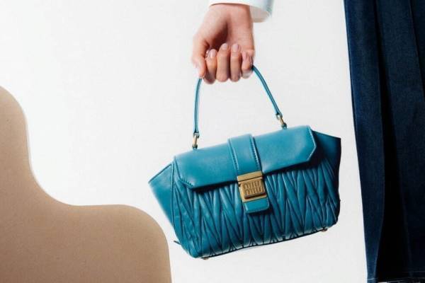 ミュウミュウ“マテラッセレザー”新作バッグがマリンブルー色で、サンドベージュのペニーローファーも