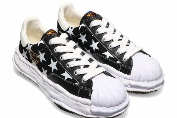 アトモス×メゾン ミハラヤスヒロのユニセックススニーカー、“星柄”アッパー×粘土ソール