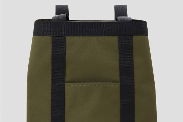 ポーター×マーガレット・ハウエルの2WAYバッグ、構築的シルエットのトート＆バックパック