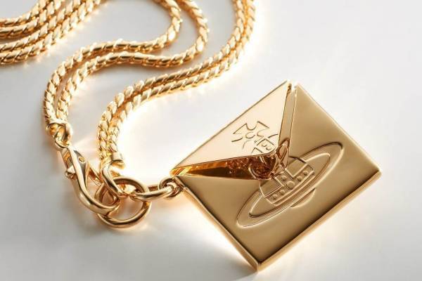 ヴィヴィアン・ウエストウッドのバレンタインジュエリー、“手紙入り”封筒モチーフのペンダント