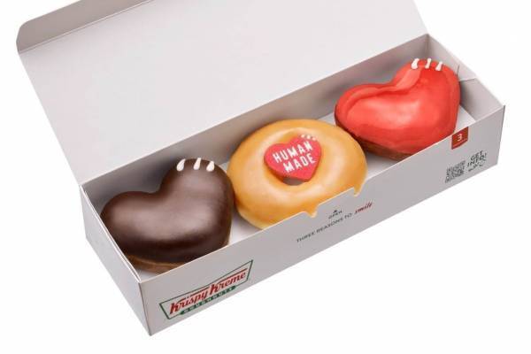 クリスピー・クリーム・ドーナツ×ヒューマンメイド、ハート型ドーナツやピンバッジなど