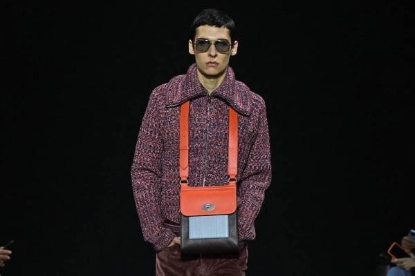 ポール・スミス×マルベリー“大胆カラー”のショルダーバッグ、シグネチャーストライプを配して