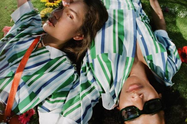 メゾン キツネ23年春夏新作、カラフルなストライプシャツやグリーンのプリーツスカート