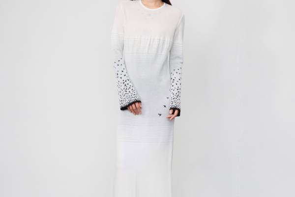 マメ クロゴウチ“丹頂が飛び立つ”新作ニットドレス、グラデカラーの空模様×洗練Iラインで