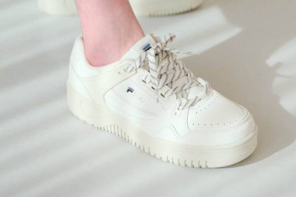 スナイデル×フィラ、ブランドロゴ入り“厚底”スニーカー＆ふんわりシルエットのフーディー