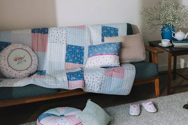 アフタヌーンティー・リビング新作ファブリック、“パッチワーク風”マルチカバー＆クッションなど