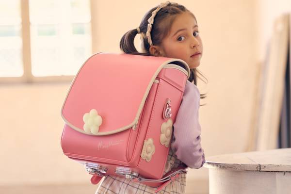 マリークヮント新作“暗闇で光るデイジーモチーフ”のランドセル、スカーフ付き