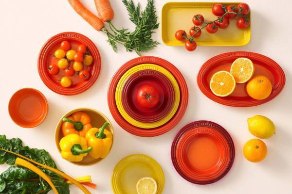 ル・クルーゼ新作“カラフル”テーブルウェア、チェリーレッドのプレート＆マグなど全9色展開で