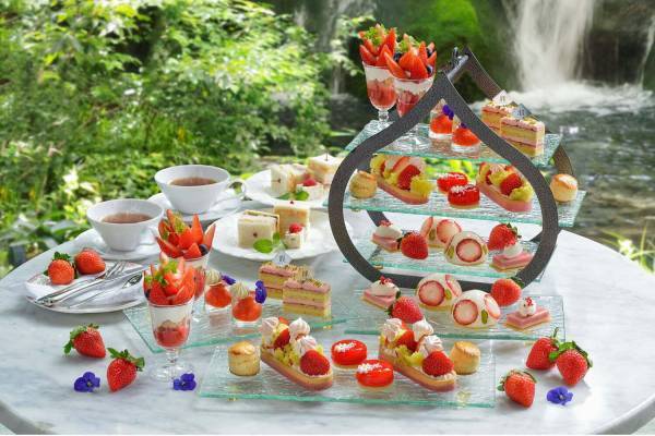 リーガロイヤルホテル(大阪)の“いちご”アフタヌーンティー、苺のミニパフェやピスタチオのケーキ