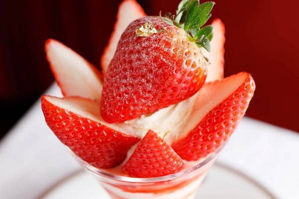 資生堂パーラー 銀座本店から希少なブランドいちごの限定パフェ、静岡県産「ももかベリー」ほか