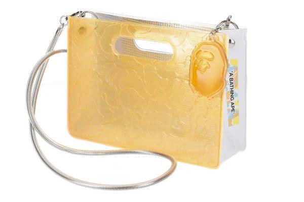 ア ベイジング エイプ×ナナナナから“カモ柄”PVCバッグ、店舗ごとに限定カラーで