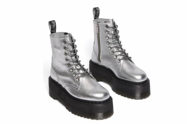 ドクターマーチン“メタリックシルバー”のシューズ、8ホールブーツ＆サンダルを厚底で