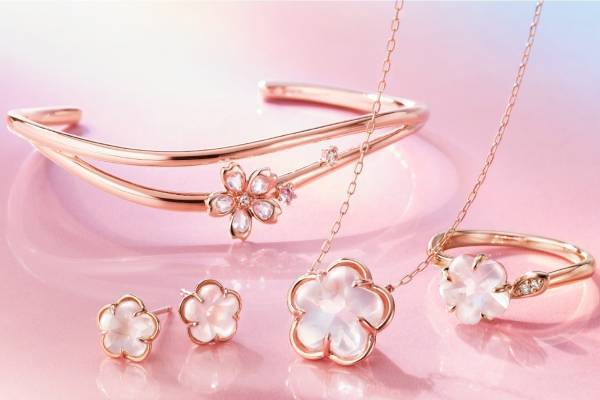 4℃“桜型カット”の新作ジュエリー、ピンクゴールド×ローズクォーツのネックレスやバングル