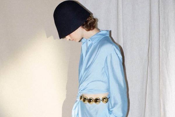 ハルノブムラタ、光華やぐツイストドレープのドレス＆ボリュームスリーブのブラウス