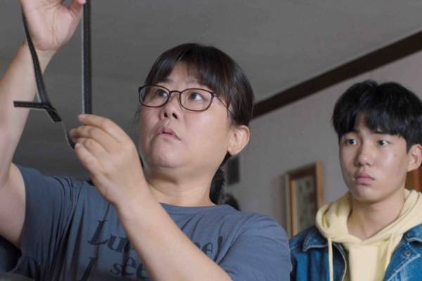 映画『オマージュ』イ・ジョンウン主演、失われたフィルムを巡り人生を見つめ直す映画監督の物語