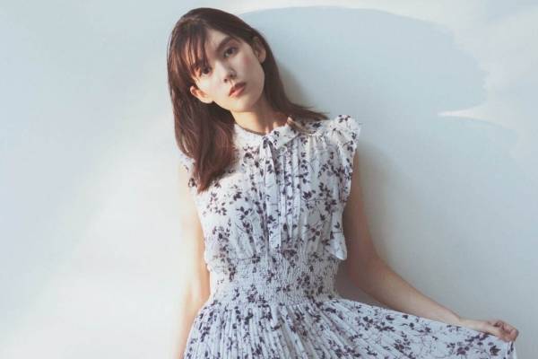 スナイデル23年春新作、花柄プリーツワンピース＆ケープデザインのトレンチコート