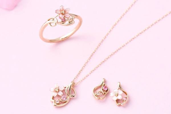 サマンサティアラの桜ジュエリー、ひらりと“桜舞う”ネックレス＆ハートの花びらピアス