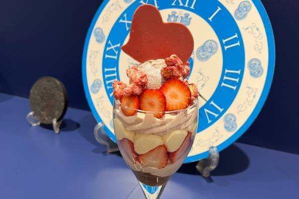 カファレル神戸北野本店“いちご×ジャンドゥーヤ”の冬限定パフェ、別添えのチョコソースと合わせて