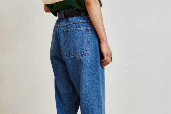 フィーニー23年春夏新作デニムパンツ、リメイクされた古着ジーンズをヴィンテージ生地で再現