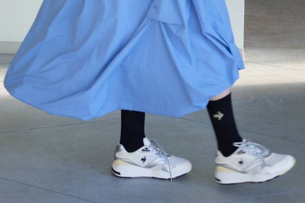 エミ別注の「ルコックスポルティフ」のスニーカー＆「カリマー」のレインジャケット