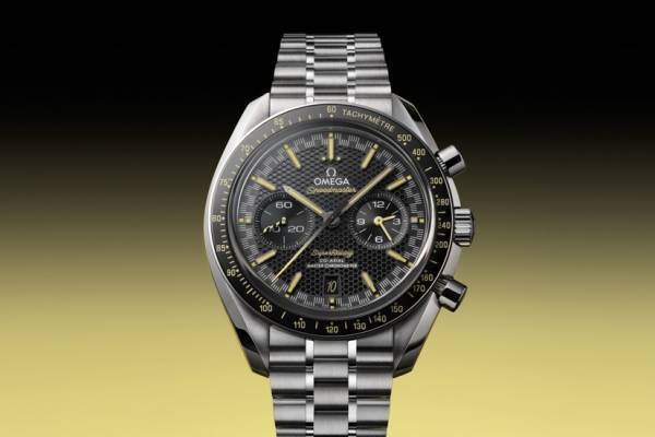 オメガの腕時計「スピードマスター」23年新作、イエロー×ブラックのハニカム模様ダイアル