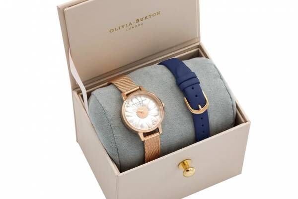 オリビア・バートンのバレンタイン、「3D デイジー」腕時計にネイビーの新色レザーストラップ