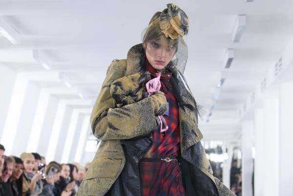 メゾン マルジェラ 2023年秋冬「Co-Ed」コレクション、「シネマ・インフェルノ」を引き継ぐ物語