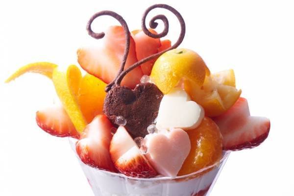タカノフルーツパーラーのバレンタイン限定パフェ、“ハート型”いちご＆チョコたっぷり